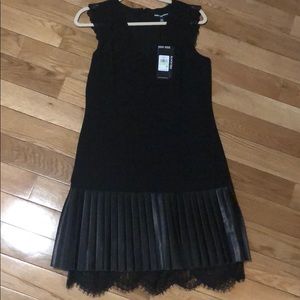 Black Sleeveless Dress With Pleats And Lace